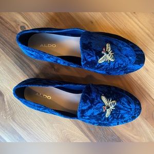 NEW - Aldo blue velvet flats with beaded bee 🐝